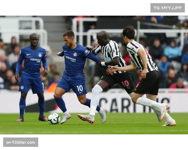 圣詹姆斯公园球场气氛热烈，纽卡球迷高歌助威施压切尔西